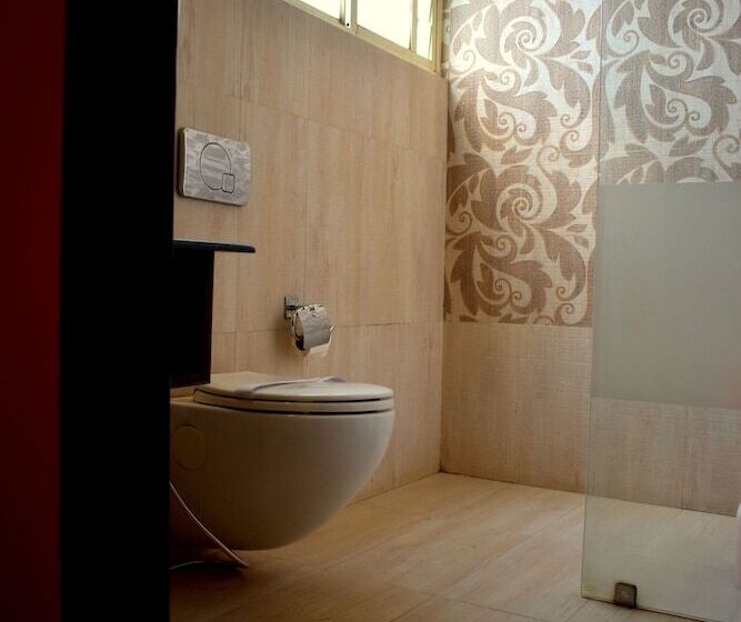 Номер Deluxe, Metropolis