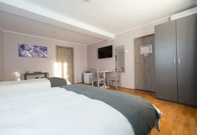 Superior Kolmen Hengen Huone, Casa Ris