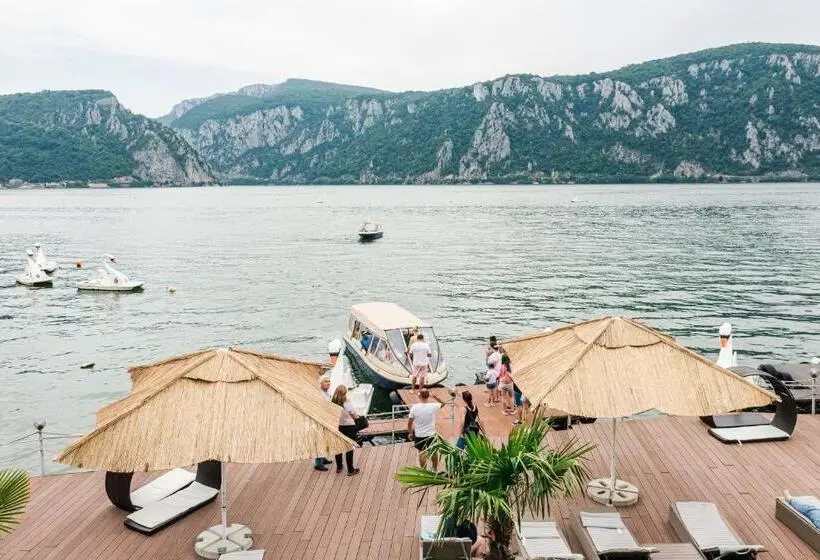 Suite with lake view, Pensiunea Decebal Resort Cazanele Dunarii