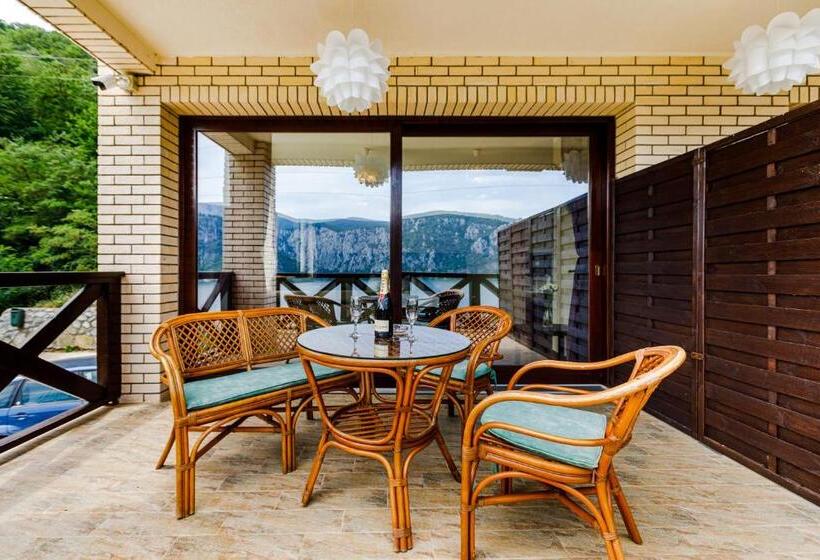 جناح ديلوكس مطل على البحر, Pensiunea Decebal Resort   Cazanele Dunarii