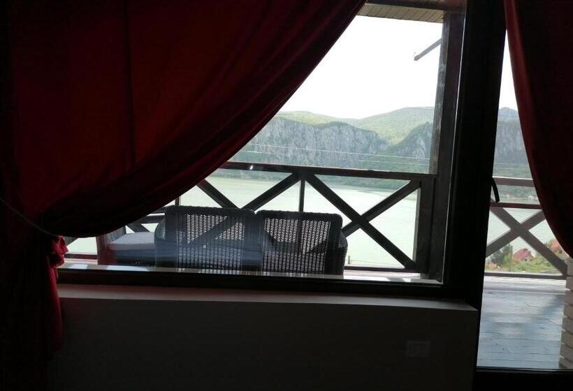 غرفة ديلوكس مطلّة علي البحر مزوَّدة بشُرفة, Pensiunea Decebal Resort   Cazanele Dunarii