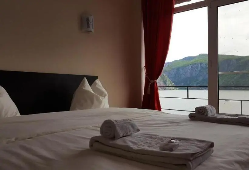 Suite with lake view, Pensiunea Decebal Resort Cazanele Dunarii