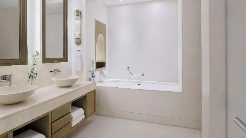 اتاق استاندارد با تخت بزرگ برای معلولان, Doubletree By Hilton  Sterling  Dulles Airport