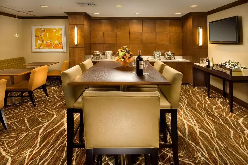 اتاق اجرایی با تخت بزرگ, Doubletree By Hilton  Sterling  Dulles Airport