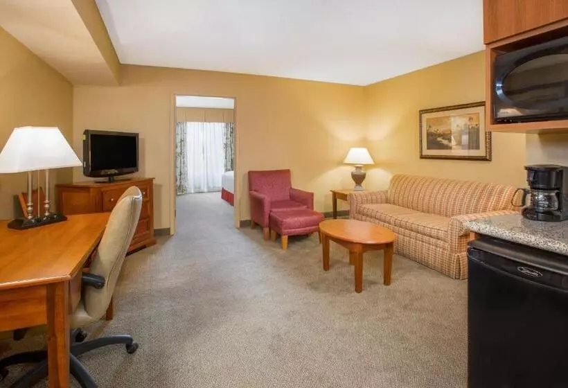キングサイズベッドのスイートルーム, Holiday Inn Express & Suites Bloomington, An Ihg
