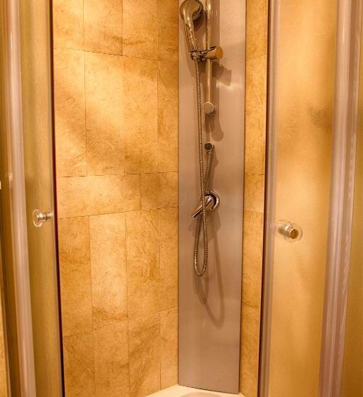 חדר סטנדרט לשלושה, Katja