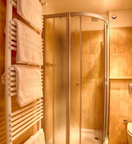 חדר סטנדרט לשלושה, Katja