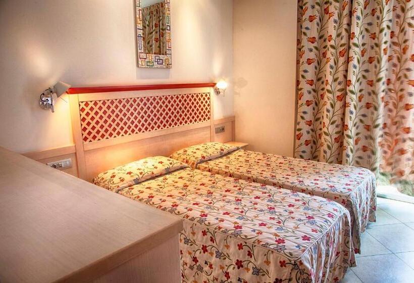 חדר סטנדרט לשלושה, Katja