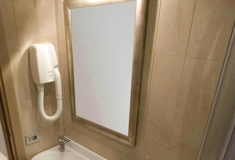 חדר סטנדרט לשלושה, Katja