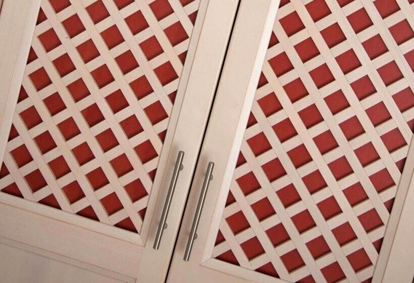 חדר סטנדרט לשלושה, Katja