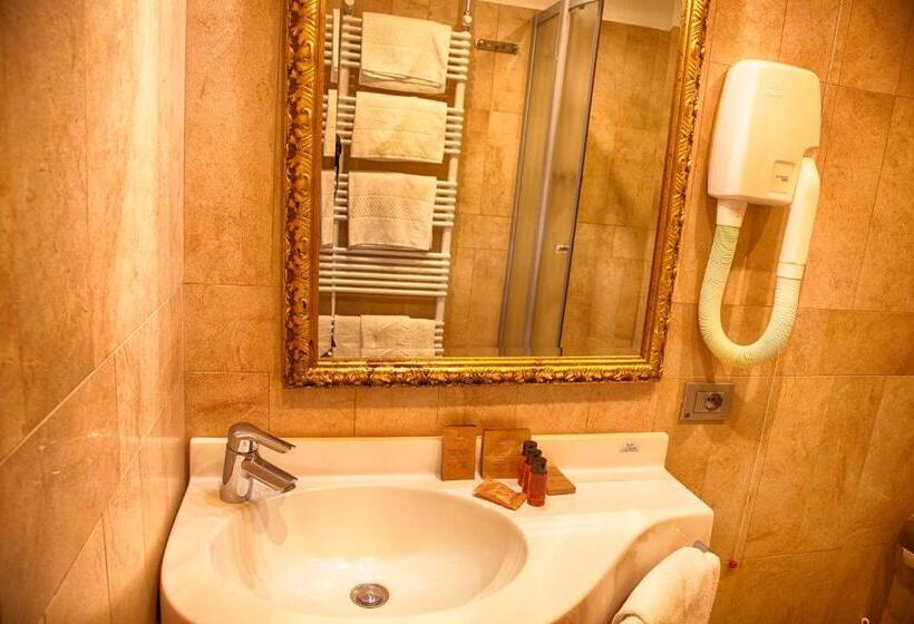 חדר סטנדרט לארבעה, Katja