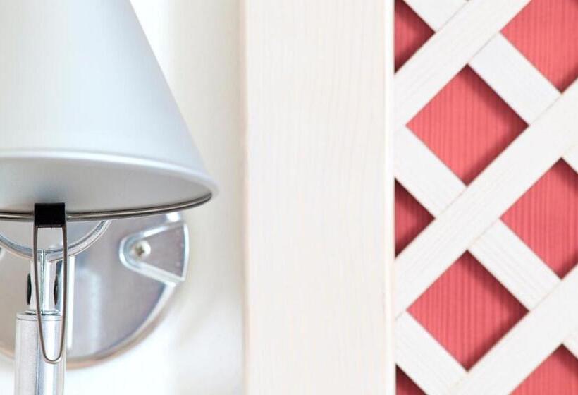 חדר סטנדרט לשלושה, Katja