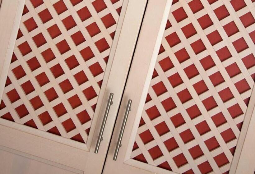 חדר סטנדרט לשלושה, Katja