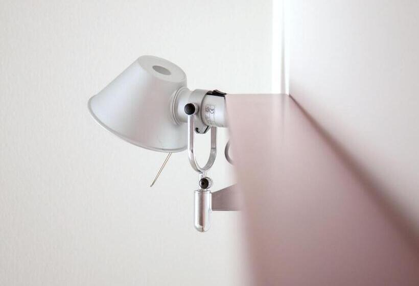 חדר סטנדרט לשלושה, Katja