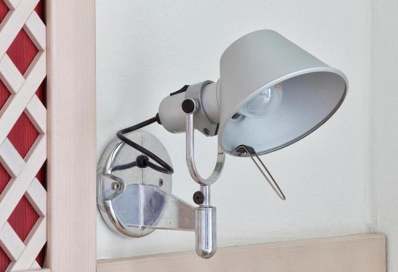 חדר סטנדרט לארבעה, Katja