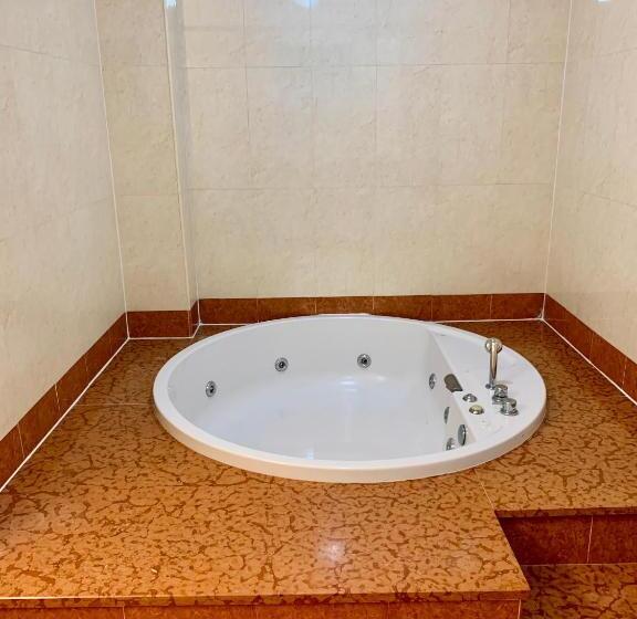 جناح, Motel Flower