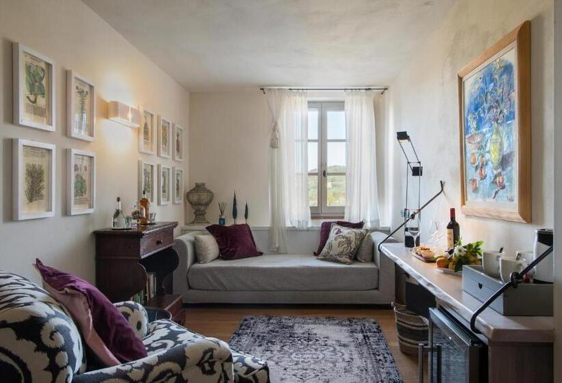 سوییت جونیور لوکس, La Moscadella