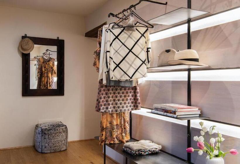 デラックスジュニアスイート, La Moscadella