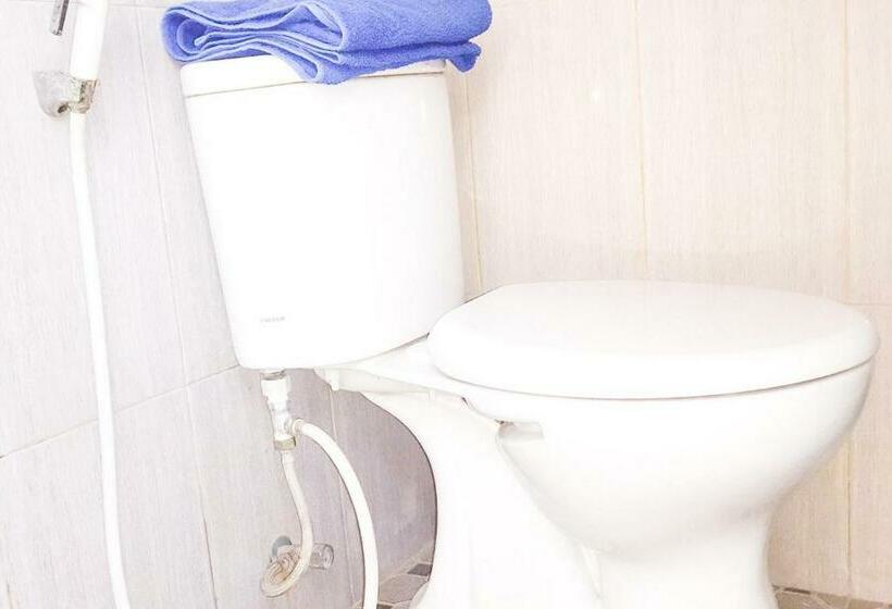 חדר אקונומי, Muzdalifa Syariah Near Alun Alun Gresik Mitra Reddoorz