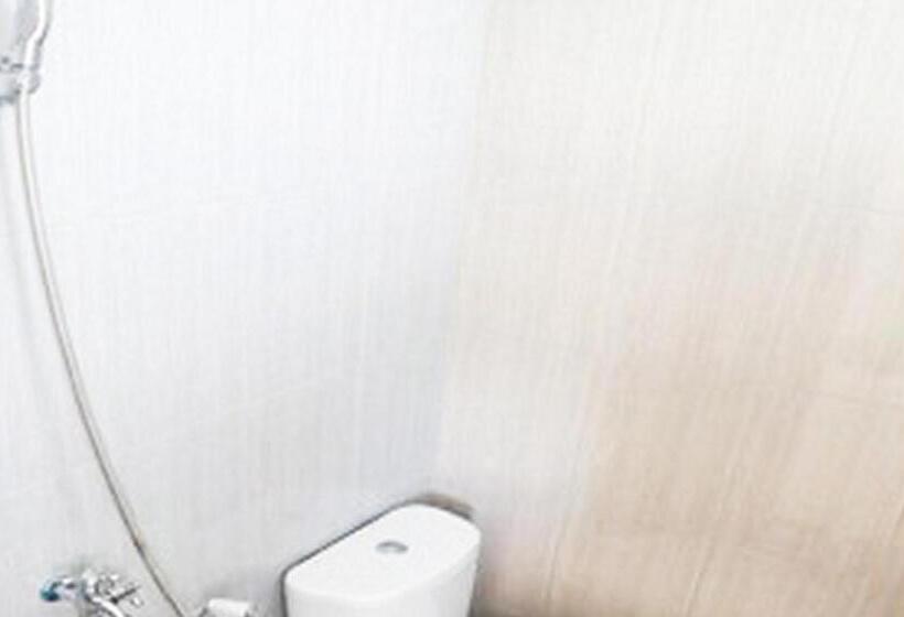 חדר אקונומי, Muzdalifa Syariah Near Alun Alun Gresik Mitra Reddoorz