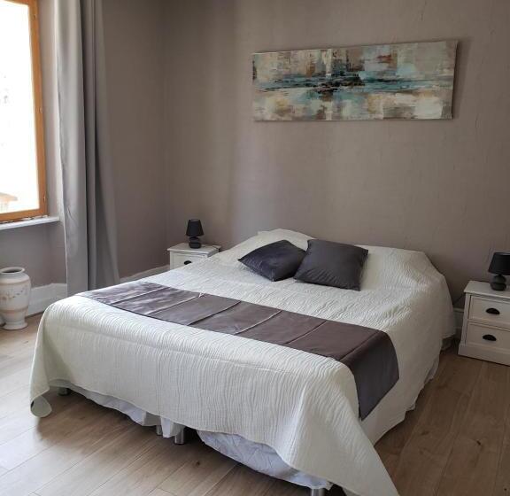 غرفة عائلية مطلّة علي الجبل, Le Moulin D Onclaire Camping Et Chambres D Hôtes