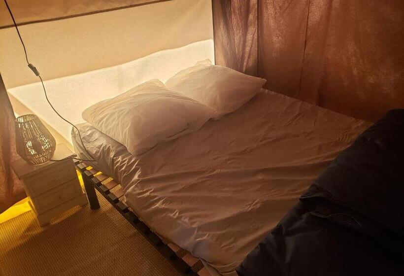 كوخ قياسي, Le Moulin D Onclaire Camping Et Chambres D Hôtes