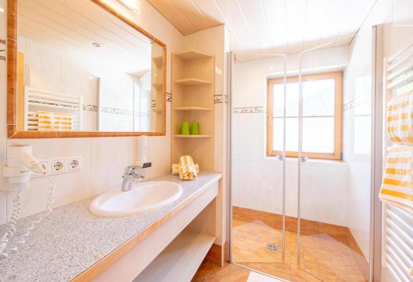 إستديو عائلى, Feriengut Unterhochstätt