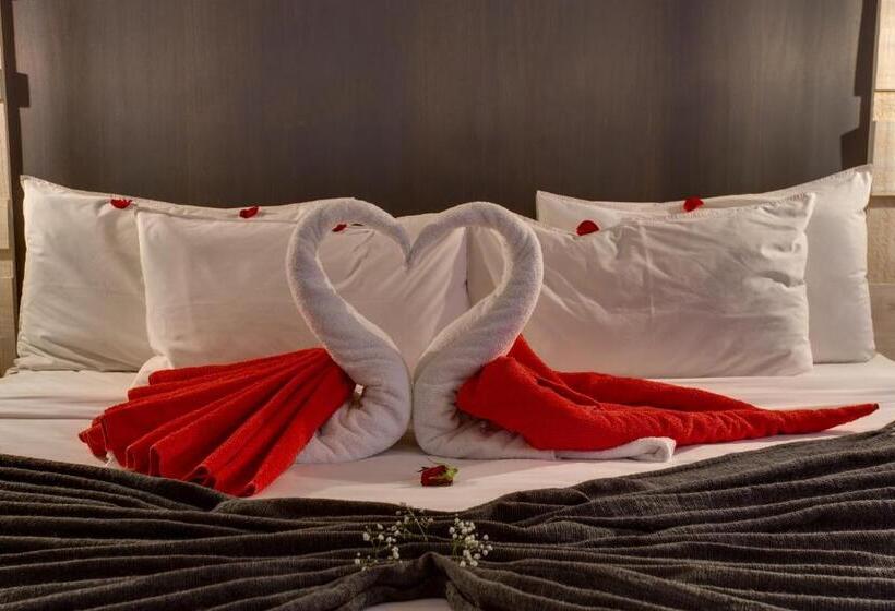 جناح جونيور, 26° South Bush Boho