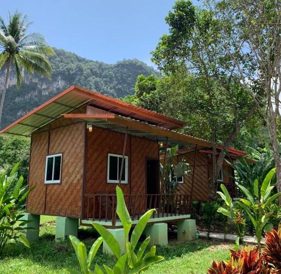 غرفة قياسية مزوَّدة بشُرفة, Khaosok Bamboo Huts Resort