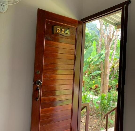 غرفة قياسية مزوَّدة بشُرفة, Khaosok Bamboo Huts Resort