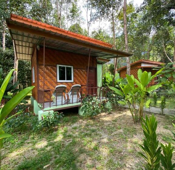 غرفة قياسية مزوَّدة بشُرفة, Khaosok Bamboo Huts Resort