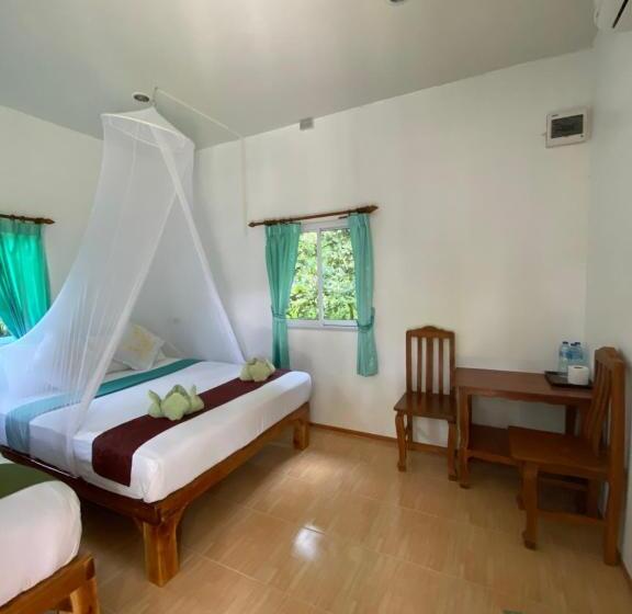 غرفة ديلوكس ثلاثية, Khaosok Bamboo Huts Resort