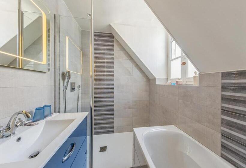 غرفة قياسية, Room In Guest Room   This 10th Century Home Sits In An Exceptional Setting In The Center Of Orleans