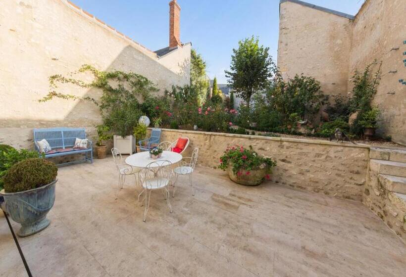 غرفة قياسية, Room In Guest Room   This 10th Century Home Sits In An Exceptional Setting In The Center Of Orleans