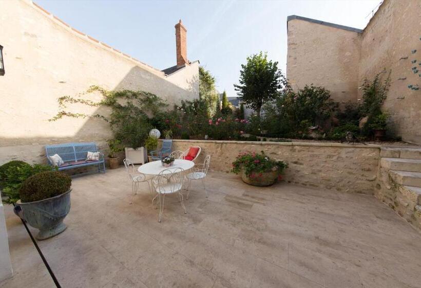 غرفة قياسية, Room In Guest Room   This 10th Century Home Sits In An Exceptional Setting In The Center Of Orleans