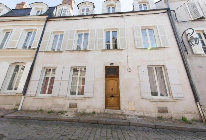 غرفة قياسية, Room In Guest Room   This 10th Century Home Sits In An Exceptional Setting In The Center Of Orleans