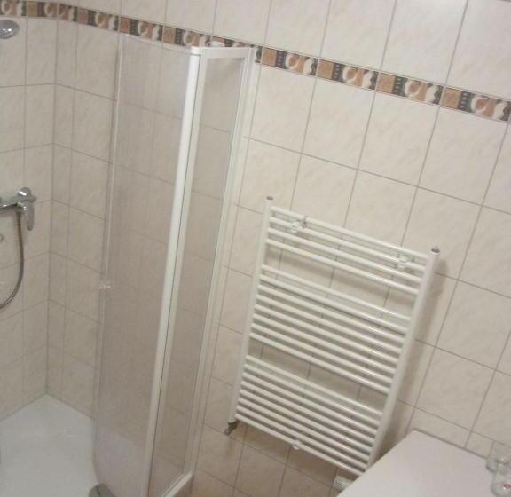 스탠다드 스튜디오, Pension Zur Alten Schmiede