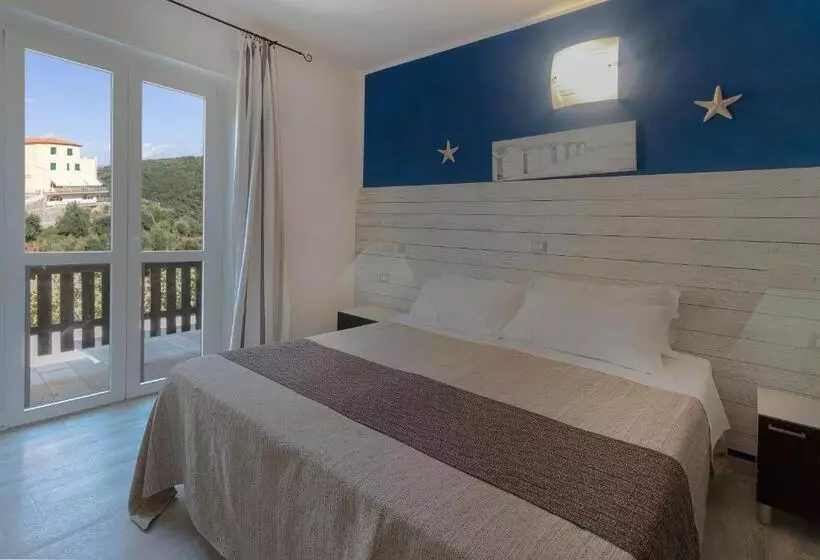 Standard Neljän Hengen Huone, Albergo Serena