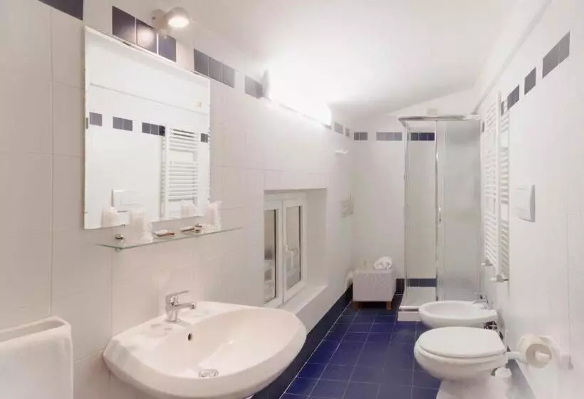 Standard Neljän Hengen Huone, Albergo Serena