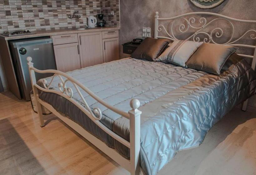 수피리어 스튜디오, Polydefkis