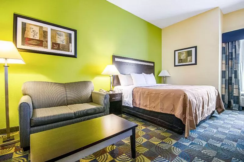 キングサイズベッドのスイートルーム, Quality Inn & Suites Glenmont  Albany South