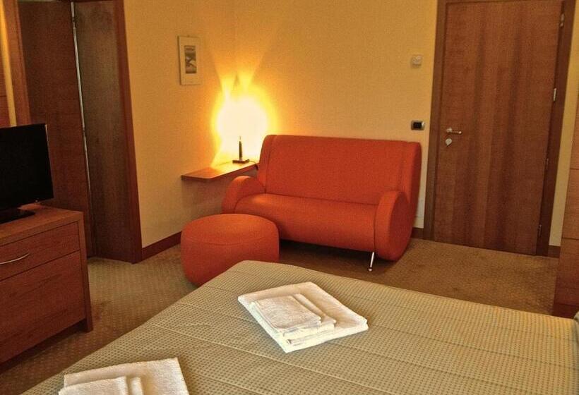 جناح جونيور, Relais San Giusto