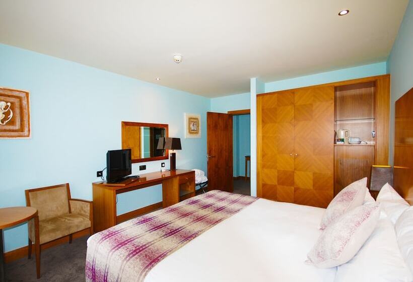 패밀리 스위트, The Connacht