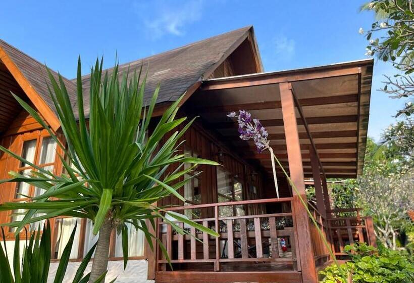 Deluxe Room View Sea with Balcony, Green Papaya Beach Resort, Koh Phangan