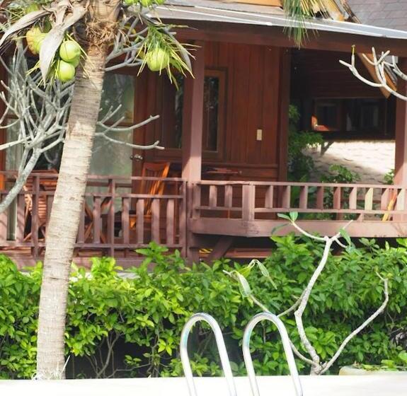 اتاق لوکس با بالکن و چشم‌انداز دریا, Green Papaya Beach Resort, Koh Phangan