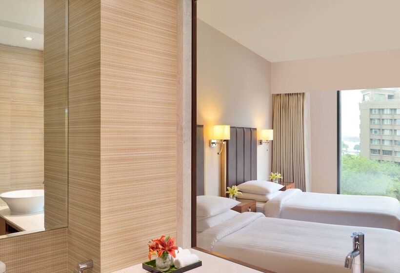 اتاق لوکس, Courtyard By Marriott Hyderabad