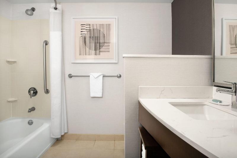 キングサイズベッドのスタンダードルーム, Courtyard Jacksonville Flagler Center