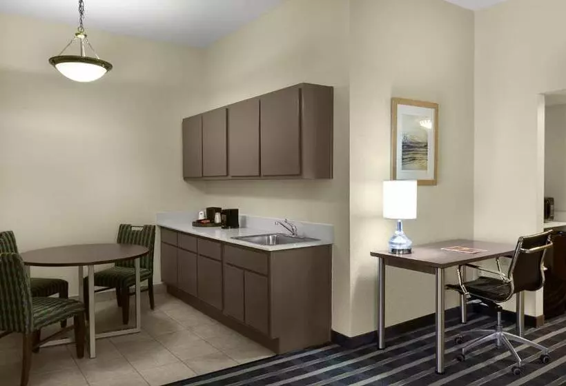 キングサイズベッドのエクゼクティブルーム, Sky Point Hotel & Suites   Atlanta Airport