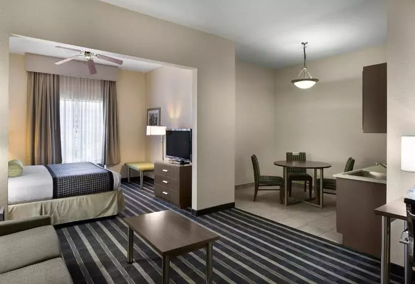 キングサイズベッドのエクゼクティブルーム, Sky Point Hotel & Suites   Atlanta Airport