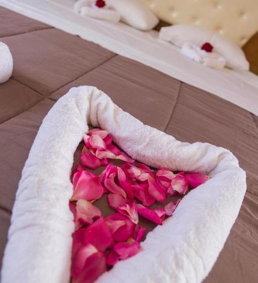 חדר סטנדרט, Makis Studios